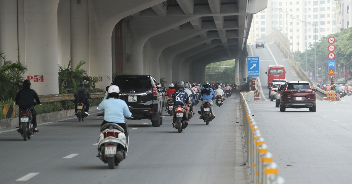Ngày đầu phân làn ở Phạm Văn Đồng, xe máy thi nhau tạt đầu ô tô để 'cướp' đường