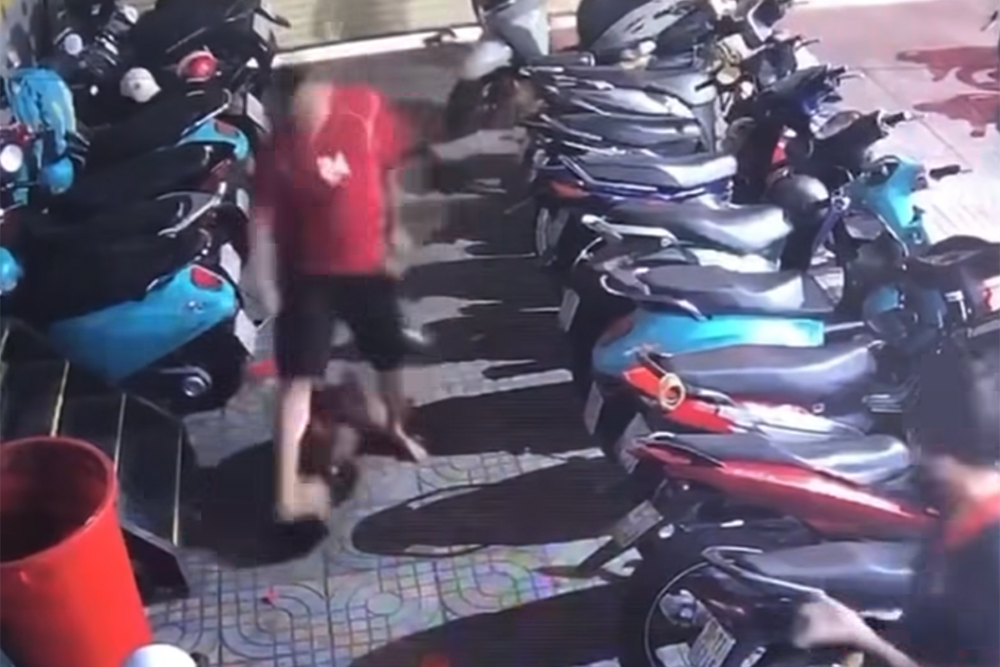 Xác minh clip người đàn ông mặc áo đỏ hành hung 2 thiếu niên