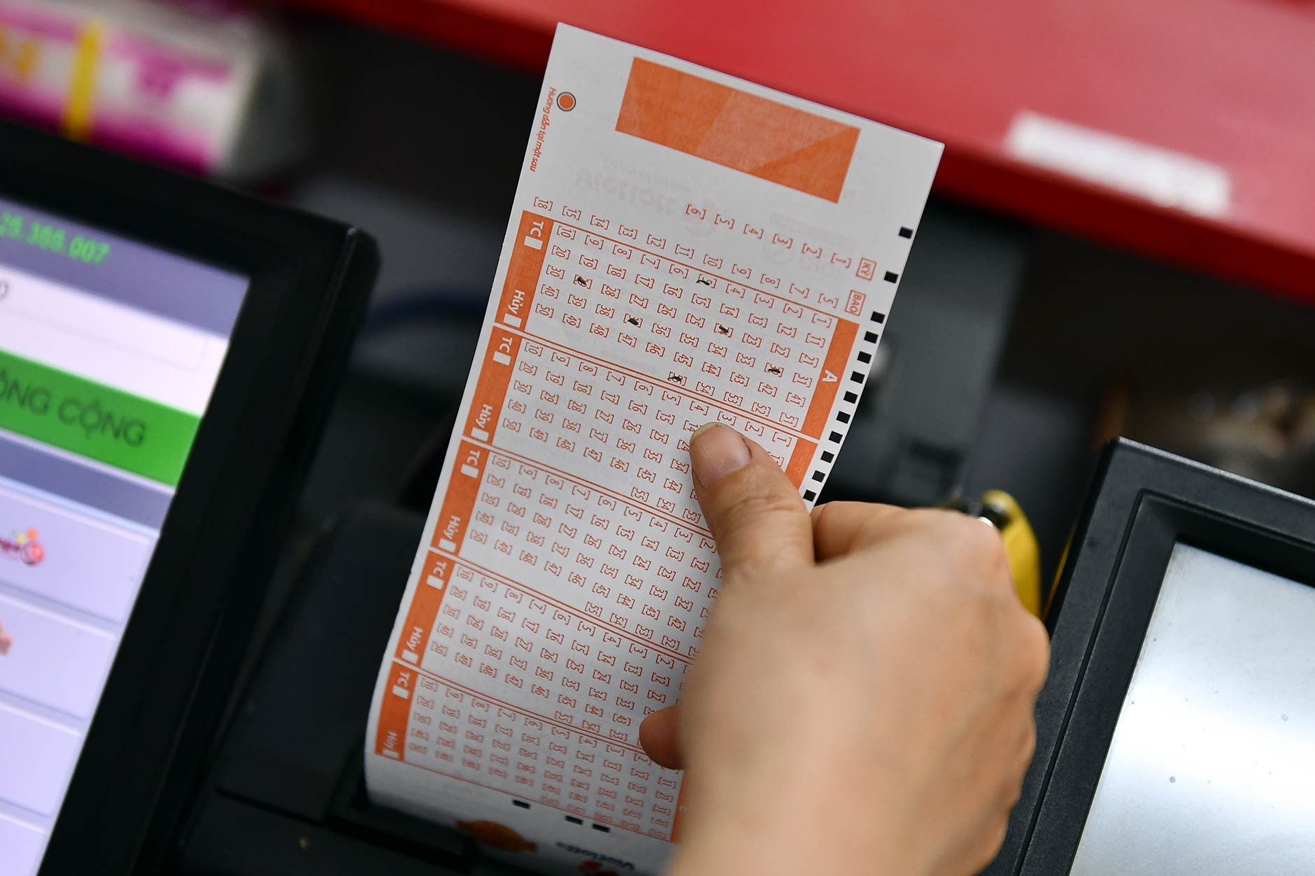 Vietlott tìm thấy khách hàng đầu tiên trúng độc đắc tiền tỷ Lotto 5/35