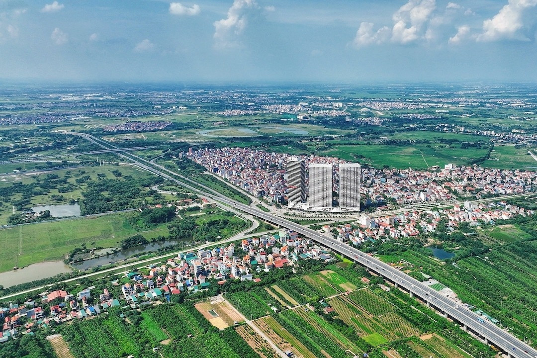 Cảnh báo sắp có biến động lớn về giá đất; 8 trường hợp được cấp đổi sổ đỏ từ 1/7