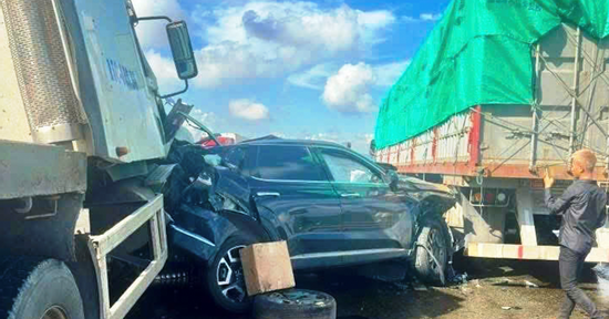 Bản tin cuối ngày 5/7: Tai nạn trên cao tốc, ô tô con bị kẹt giữa 2 xe đầu kéo