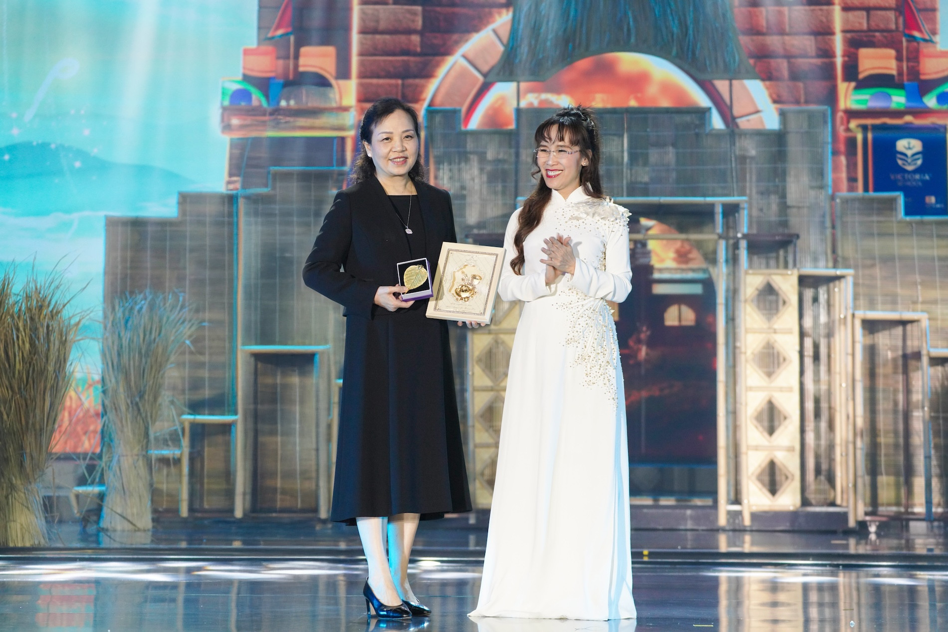 Ảnh TS Phương Thảo và TS Phương Lan 2.jpg