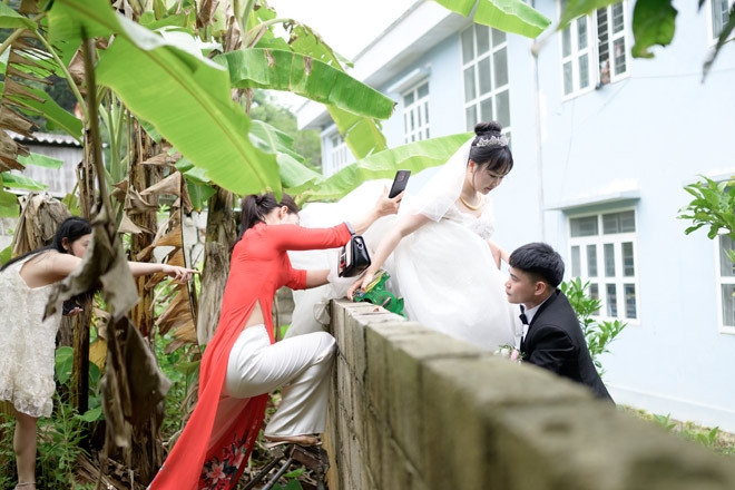 Cô dâu ở Lạng Sơn trèo tường về nhà chồng, phía sau là câu chuyện bất ngờ
