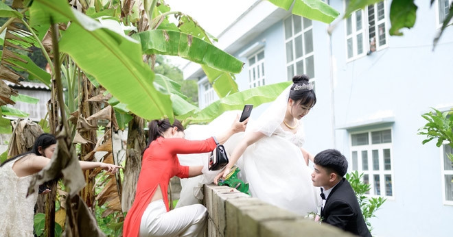 Cô dâu ở Lạng Sơn trèo tường về nhà chồng, phía sau là câu chuyện bất ngờ