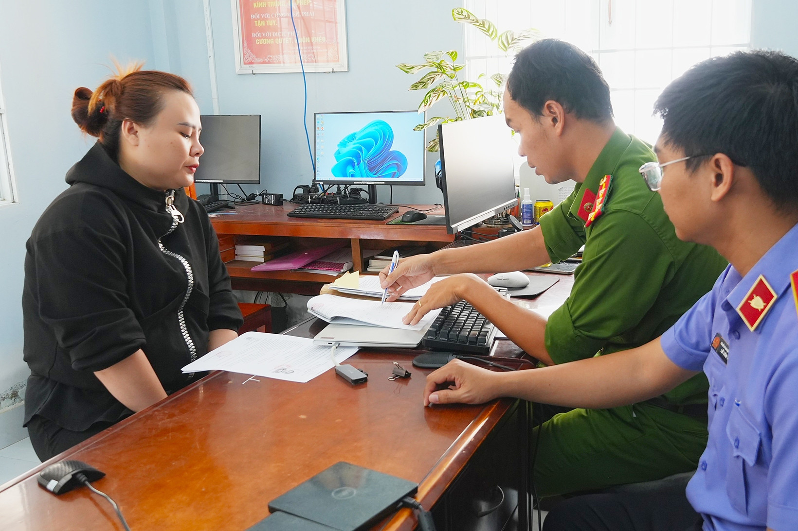 Cô gái không trả lại tiền cho người chuyển khoản nhầm đối diện mức phạt nào?