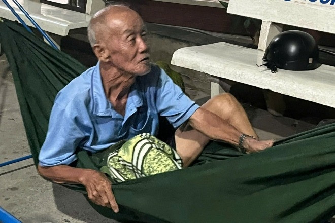 Cụ ông 77 tuổi đi lạc 70km được công an hỗ trợ về với gia đình