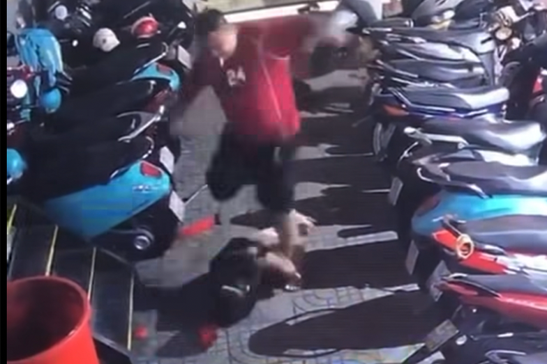 Danh tính người đàn ông mặc áo đỏ hành hung dã man 2 thiếu niên