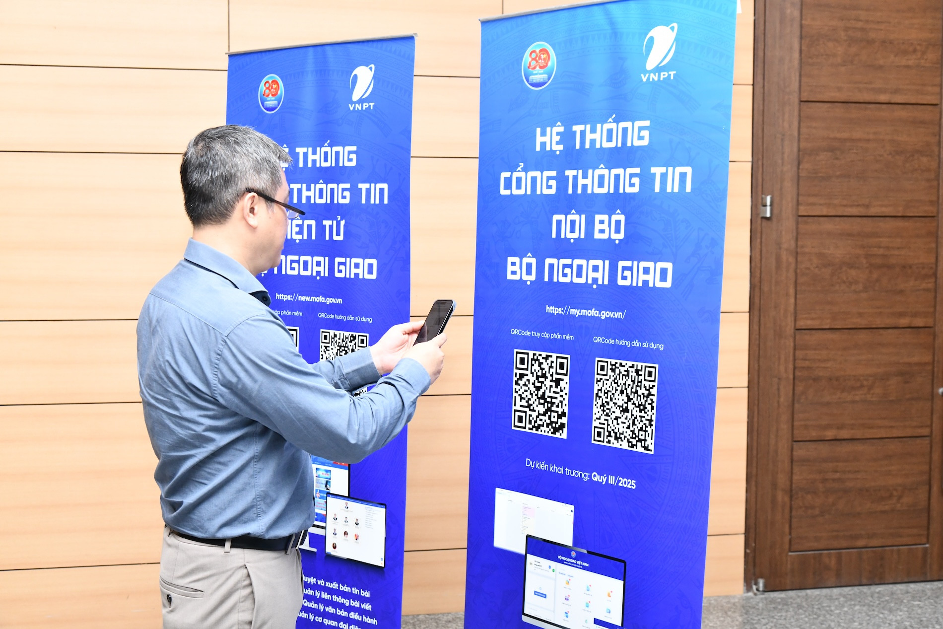 Đại biểu quét mã truy cập hướng dẫn sử dụng Hệ thống Cổng thông tin nội bộ Bộ Ngoại giao.JPG