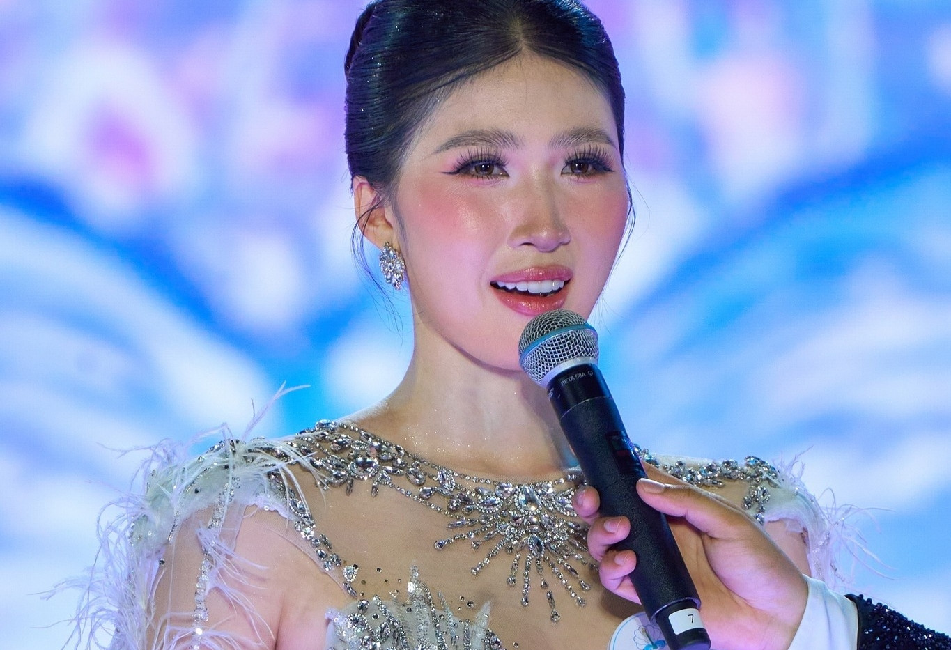 'Đứng hình' với những màn ứng xử của thí sinh thi hoa hậu