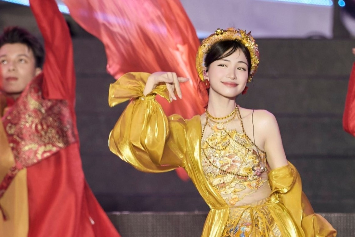 Hòa Minzy và Tuấn Cry biểu diễn 'Bắc Bling' với hơn 1.500 người