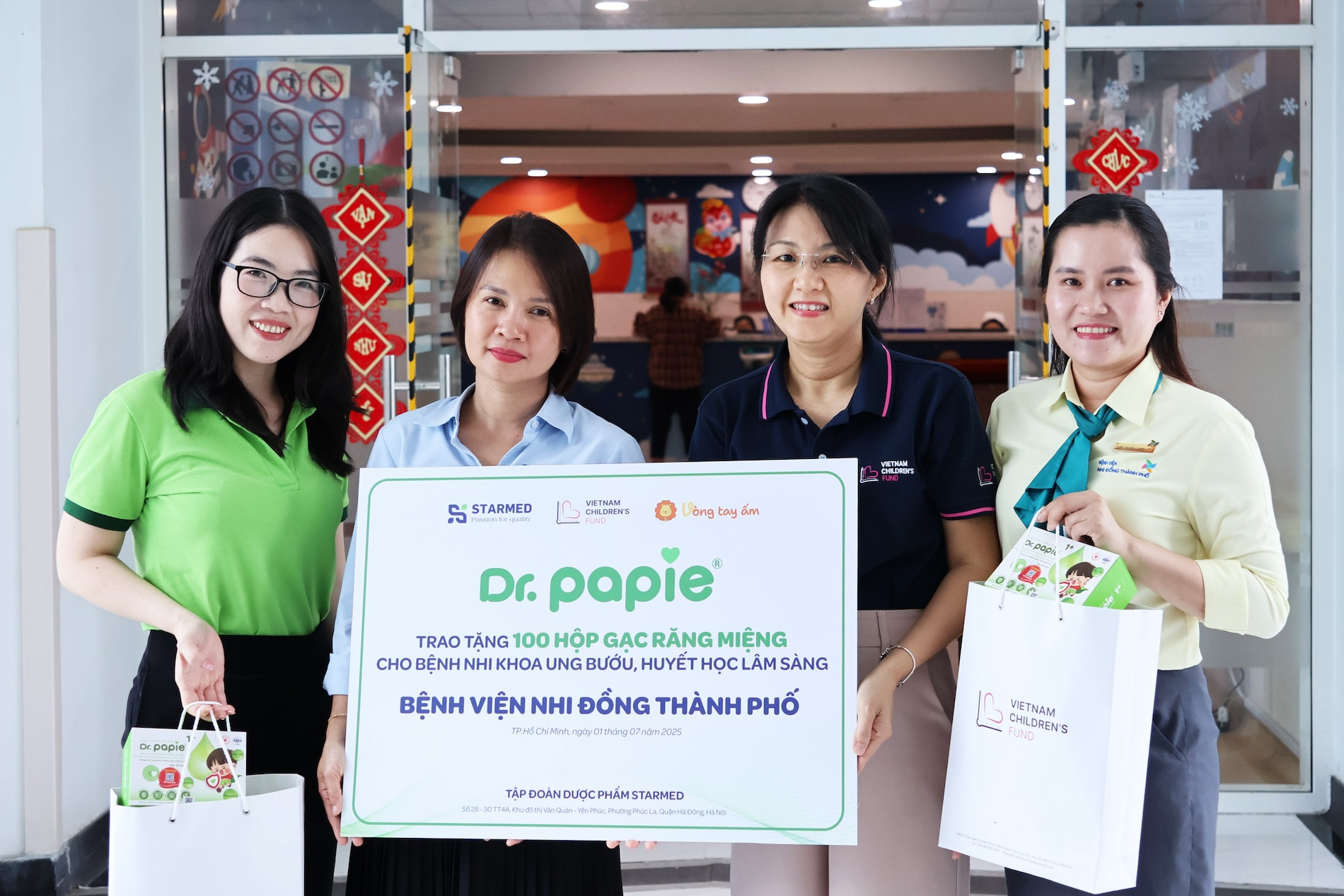 Dr.Papie tặng 100 phần quà cho bệnh nhi Bệnh viện Nhi đồng Thành phố