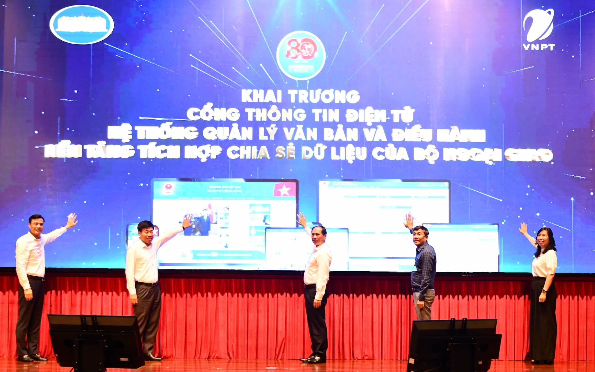 Lãnh đạo Bộ Ngoại giao thực hiện nghi lễ khai trương 3 phần mềm chuyển đổi số trọng yếu của Bộ.jpg
