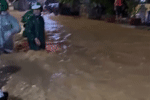 Mưa lớn giữa mùa hè, Đà Nẵng lần thứ hai ngập sâu, xe chết máy hàng loạt