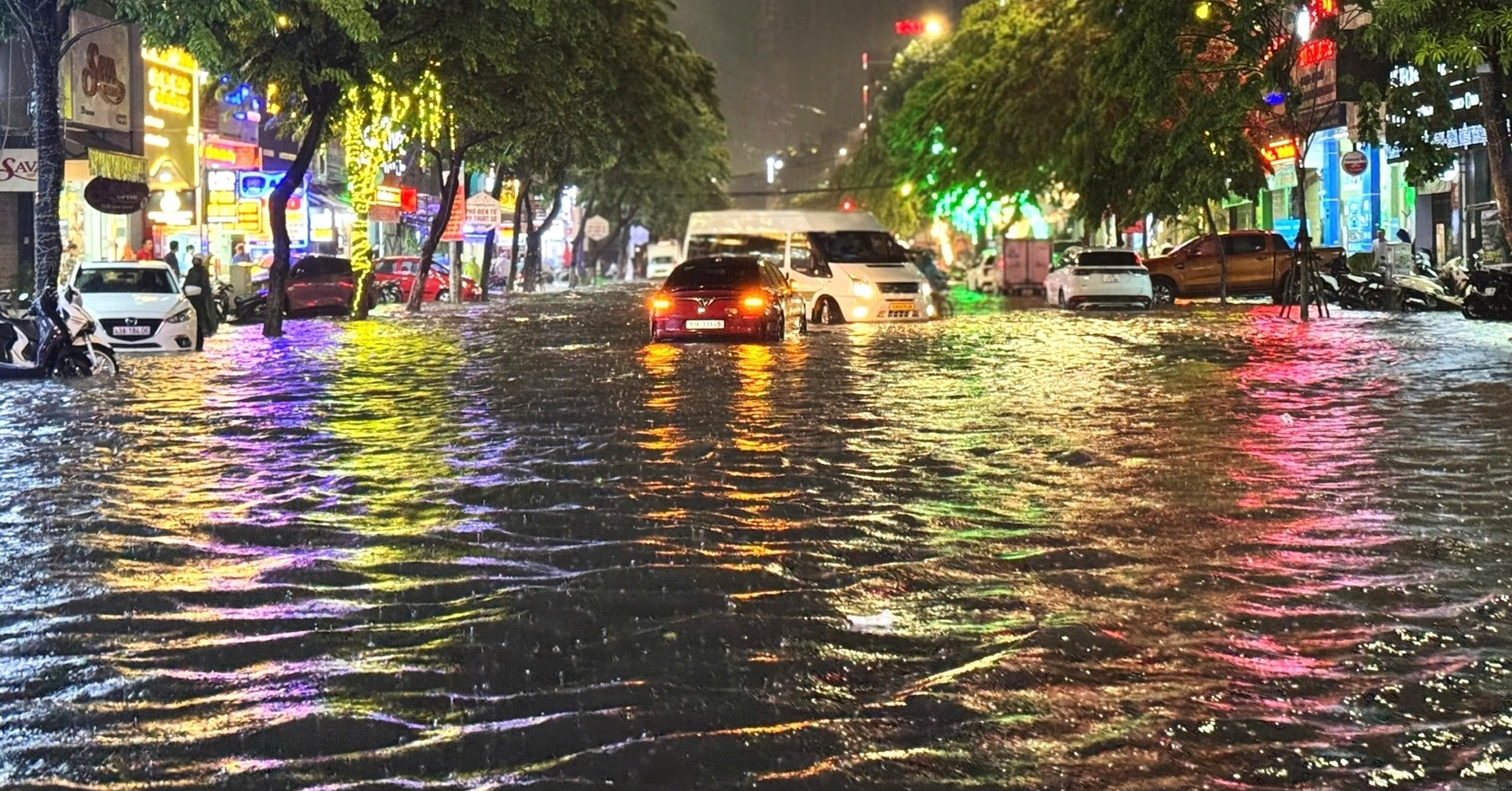 Mưa lớn giữa mùa hè, Đà Nẵng lần thứ hai ngập sâu, xe chết máy hàng loạt