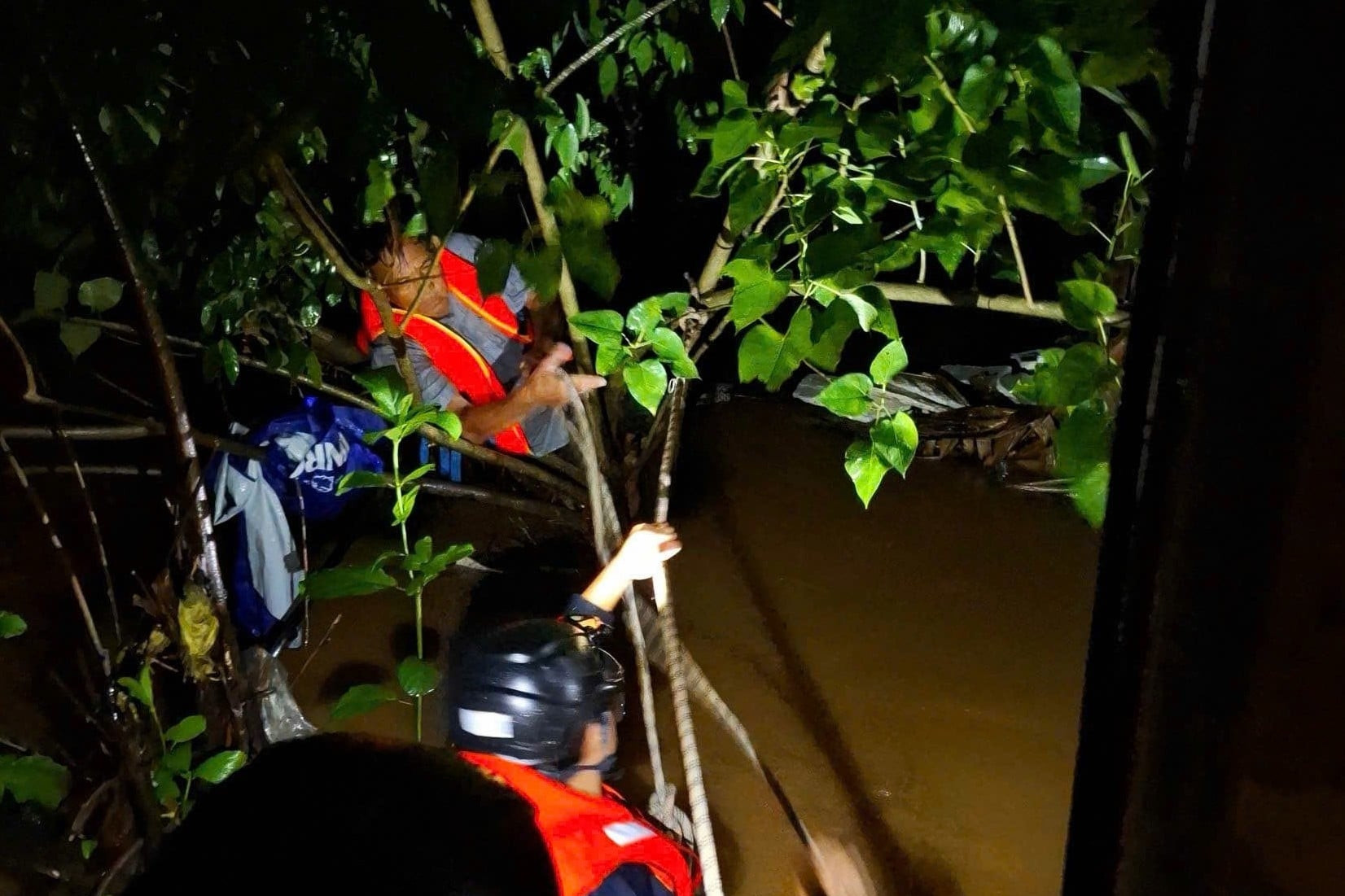 Người đàn ông bị nước cuốn trôi, bám bụi cây thoát chết ở Đà Nẵng