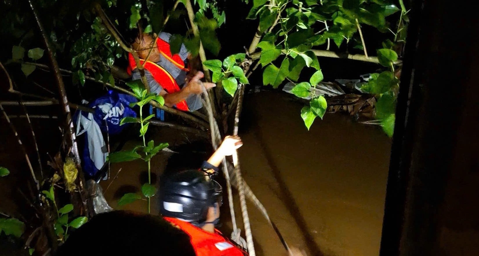 Người đàn ông bị nước cuốn trôi, bám bụi cây thoát chết ở Đà Nẵng