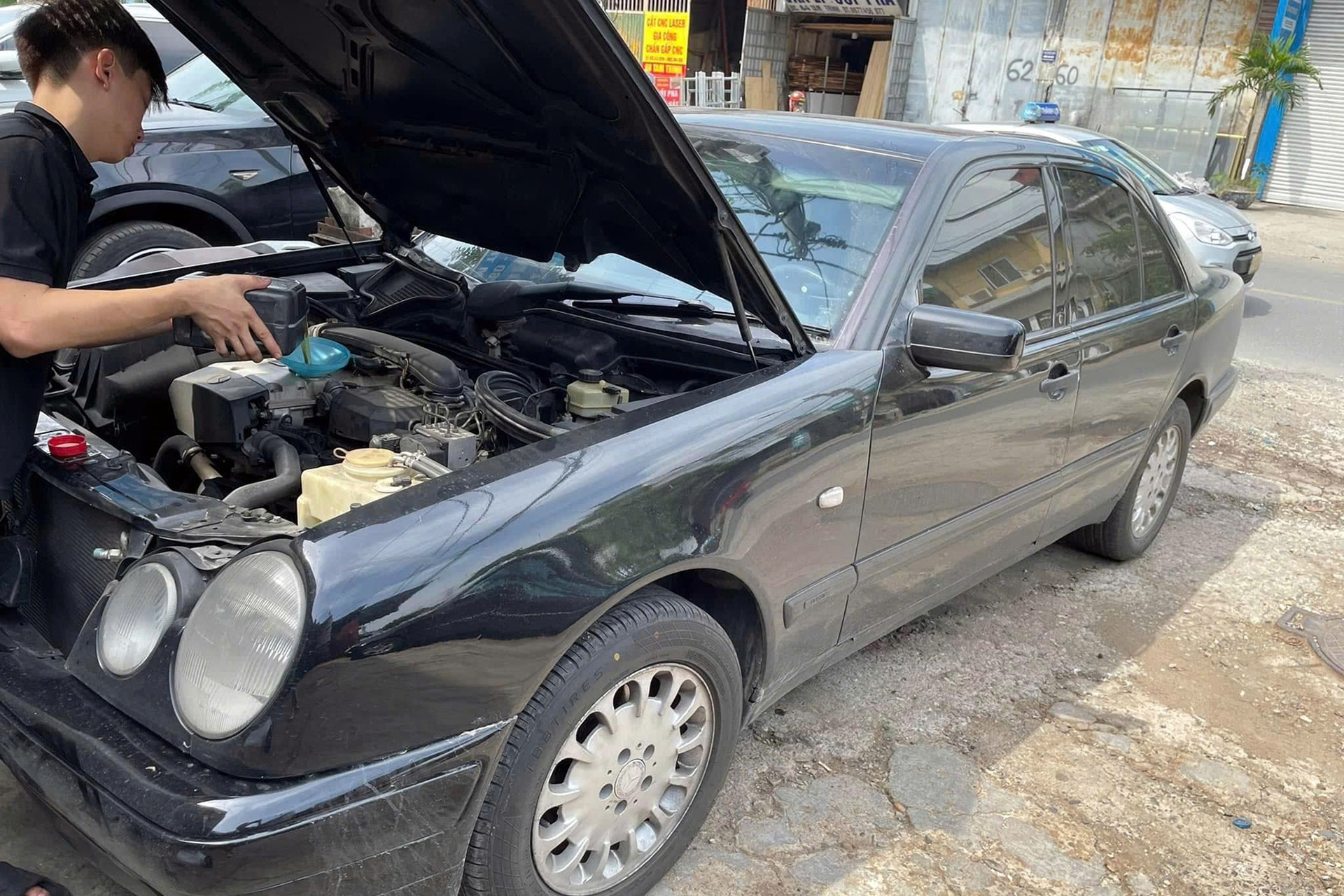 Người mua 3 chiếc Mercedes, BMW đời 'ơ kìa', luân phiên vào gara sửa chữa