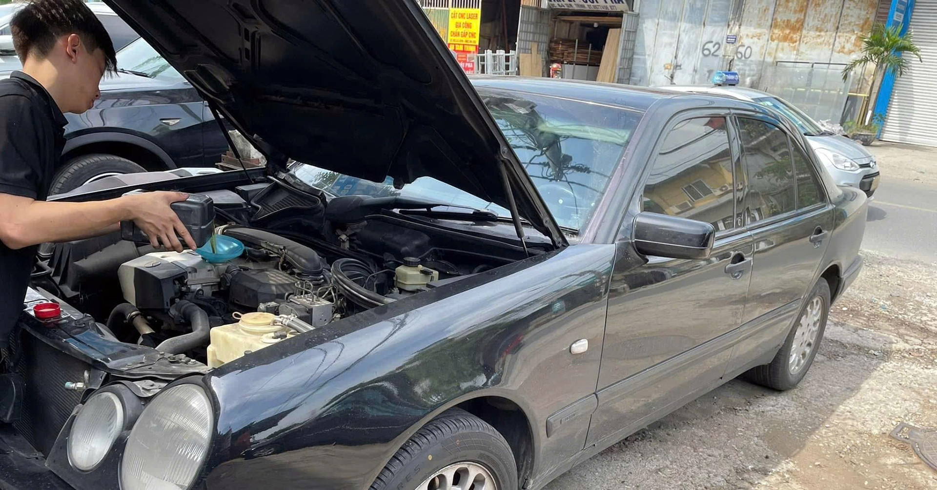 Người mua 3 chiếc Mercedes, BMW đời 'ơ kìa', luân phiên vào gara sửa chữa