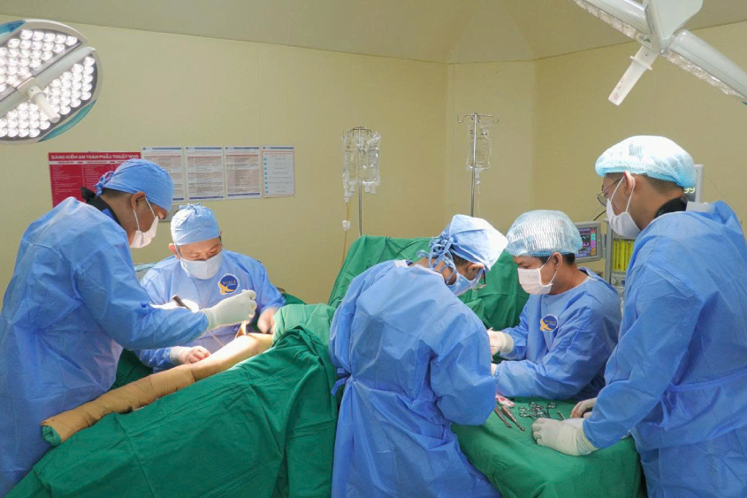 Người phụ nữ phải cấp cứu sau tai nạn hi hữu giữa vườn cao su