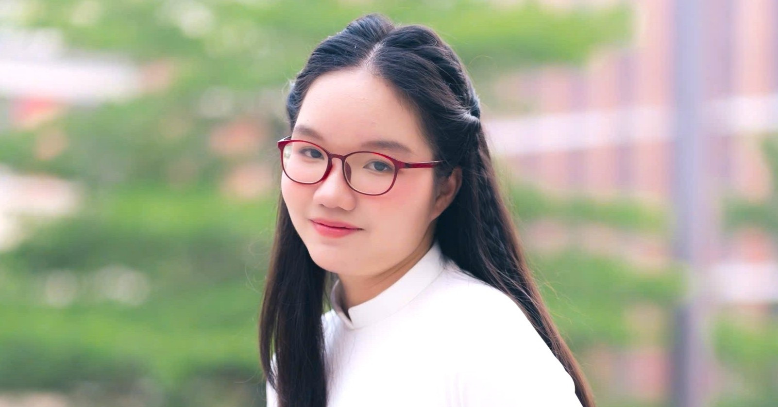 Nữ sinh Hà Nội với ‘cú ăn ba’ thủ khoa chuyên Anh thi lớp 10
