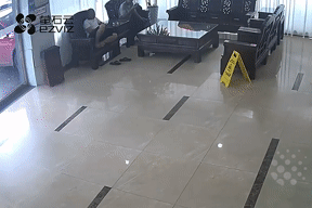 Nữ tài xế đạp nhầm chân ga, ô tô đâm xuyên vách kính lao vào khách sạn
