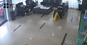 Nữ tài xế đạp nhầm chân ga, ô tô đâm xuyên vách kính lao vào khách sạn