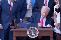 Ông Trump phê chuẩn dự luật 'to lớn, đẹp đẽ'