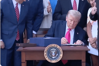 Ông Trump phê chuẩn dự luật 'to lớn, đẹp đẽ'