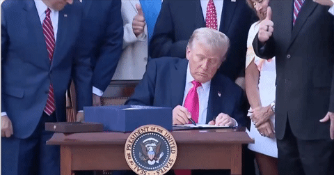 Ông Trump phê chuẩn dự luật 'to lớn, đẹp đẽ'