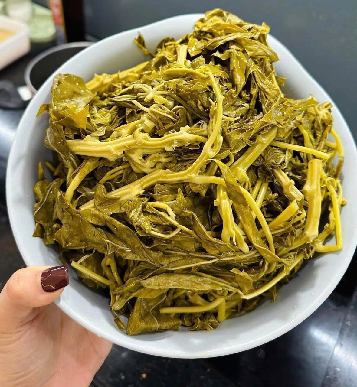 rau sắn muối chua   trần thu trang.png