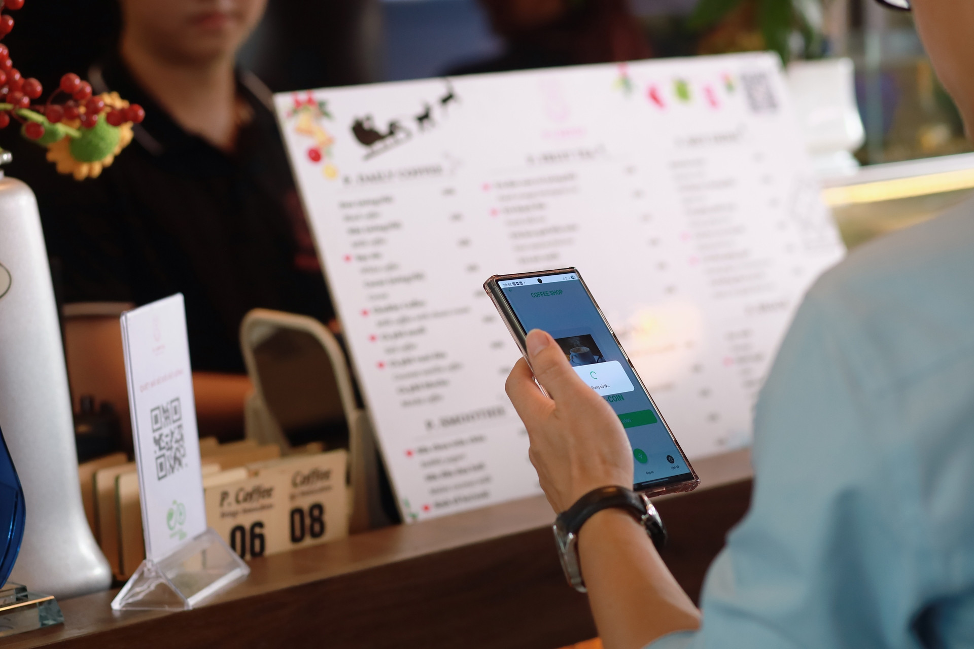 Sinh viên PTIT dùng tín chỉ xanh P-Coin đổi cà phê, được miễn phí gửi xe