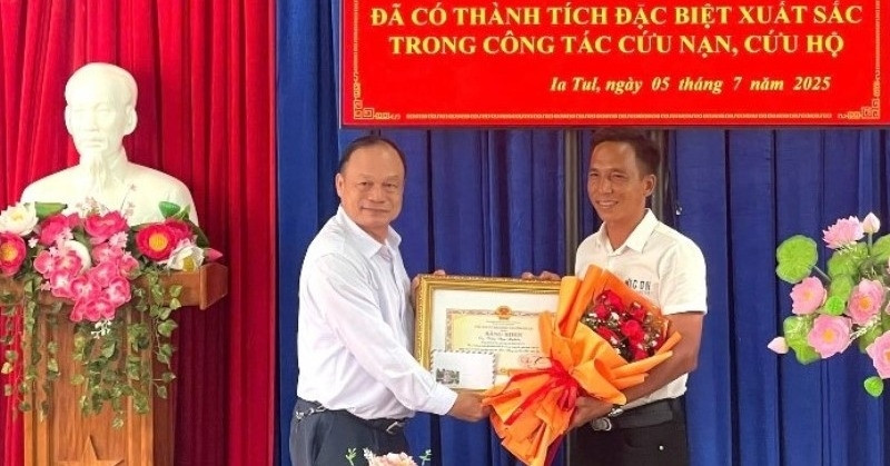 Tặng bằng khen cho người dùng drone giải cứu 2 bé mắc kẹt giữa nước xiết