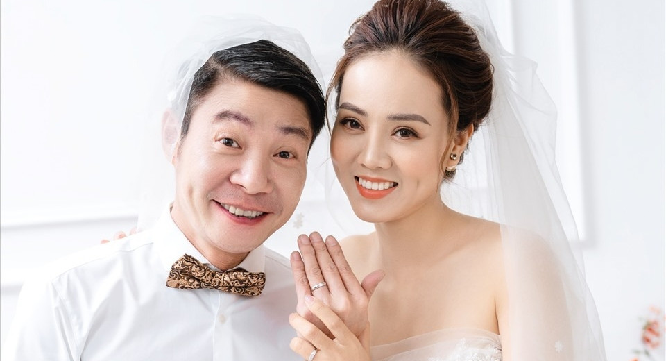 Vợ trẻ của NSND Công Lý bức xúc về tin đồn đã có một đời chồng