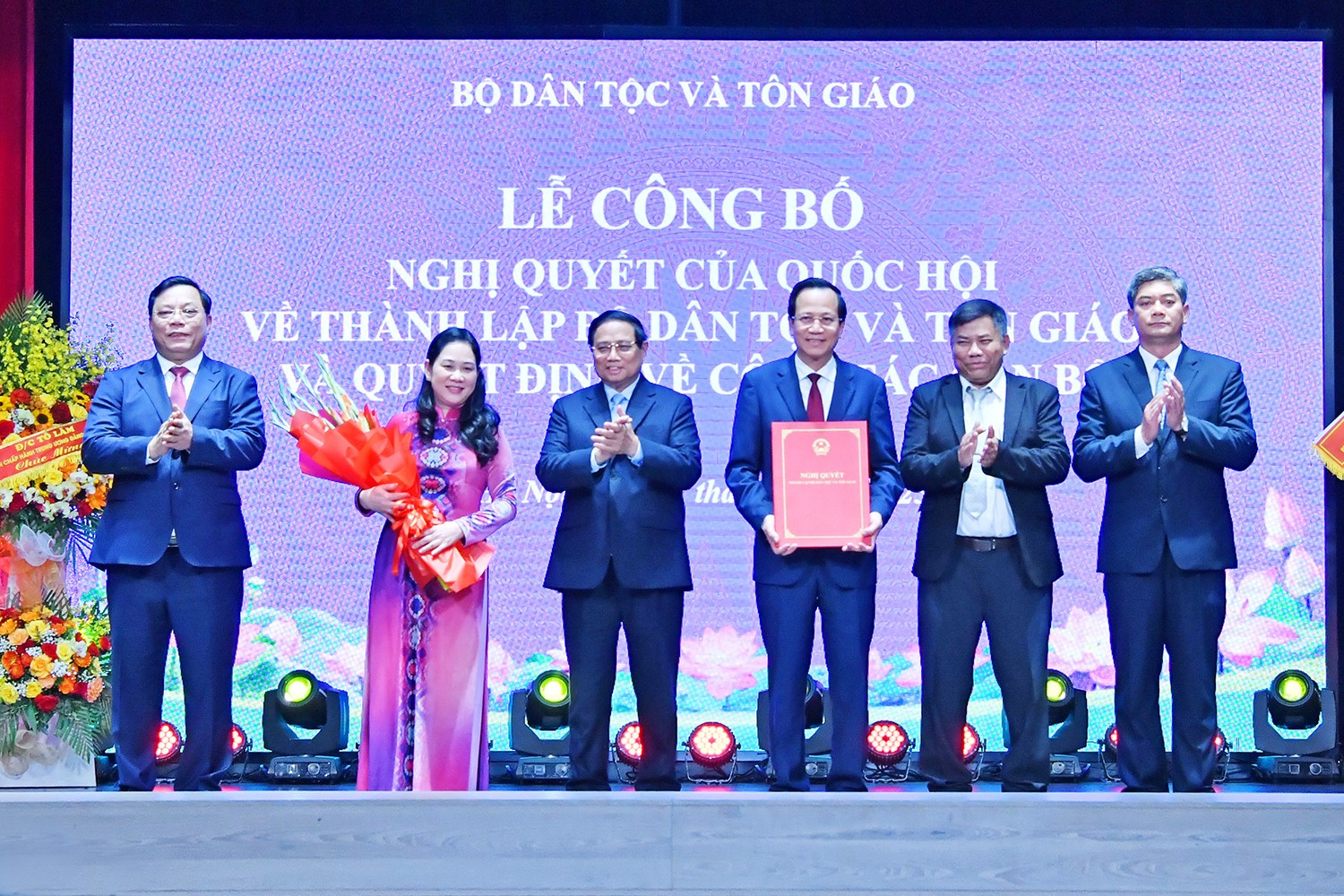 10323198_TTg trao QĐ thành lập Bộ DTTG_25 07 03.jpg