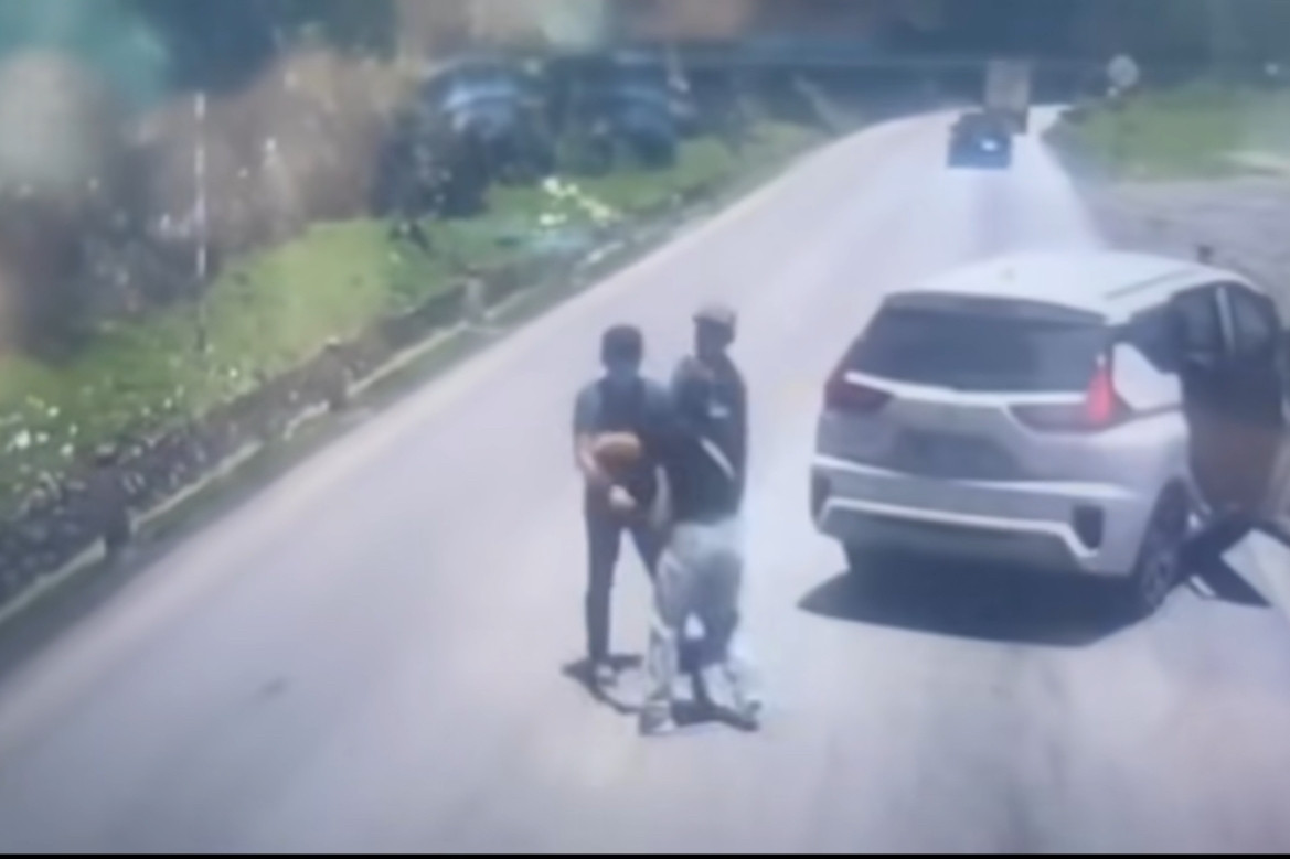 2 người từ ô tô biển số Hải Phòng bước xuống, cầm vật giống súng đe dọa tài xế