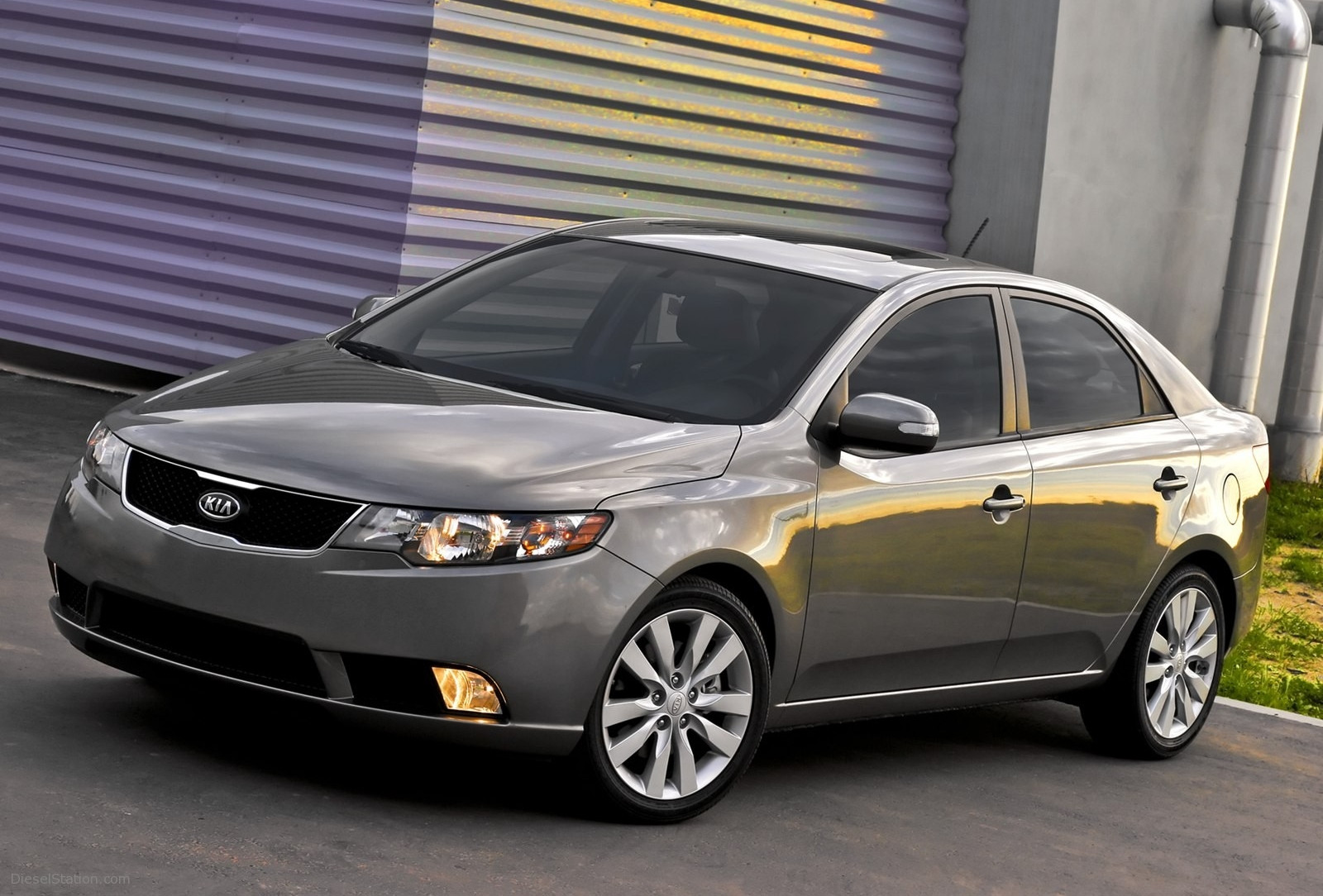 4 mẫu sedan giá rẻ 15 năm tuổi nhưng kiểu dáng vẫn khiến nhiều người trầm trồ