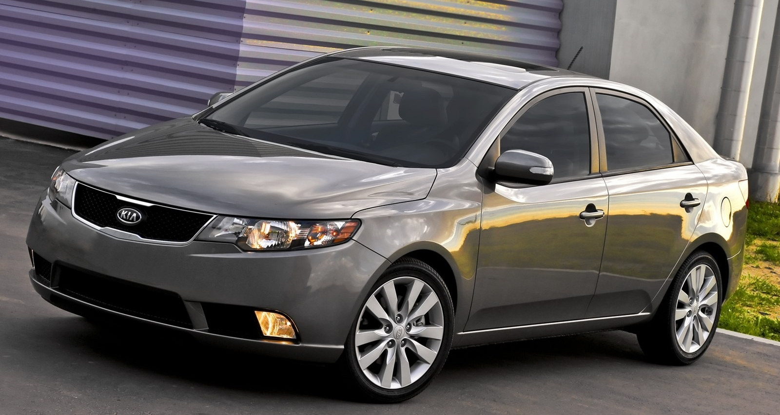4 mẫu sedan giá rẻ 15 năm tuổi nhưng kiểu dáng vẫn khiến nhiều người trầm trồ