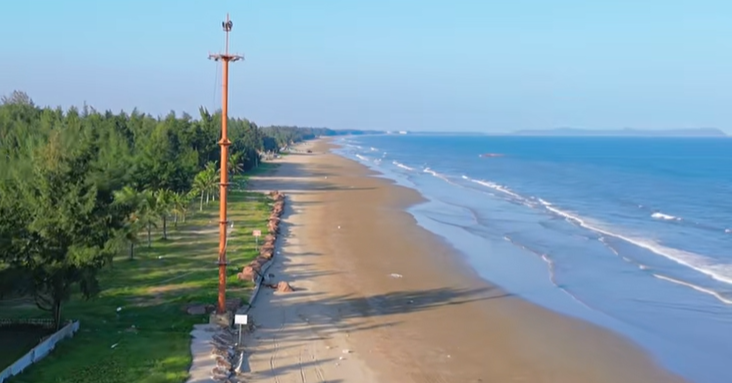 Bãi biển hoang sơ cách Hà Nội 3 giờ lái xe, cảnh đẹp tự nhiên, hải sản tươi ngon