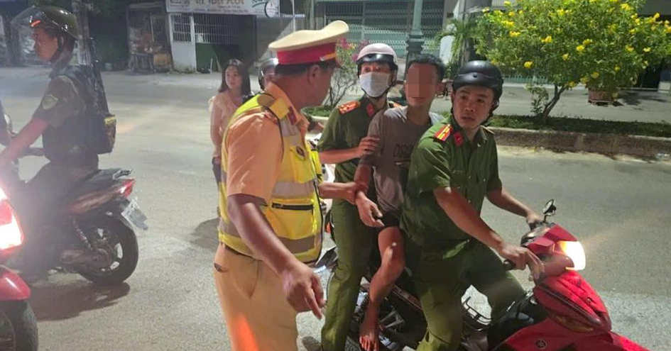 Bắt chủ tiệm game hành hung dã man 2 thiếu niên ở TPHCM