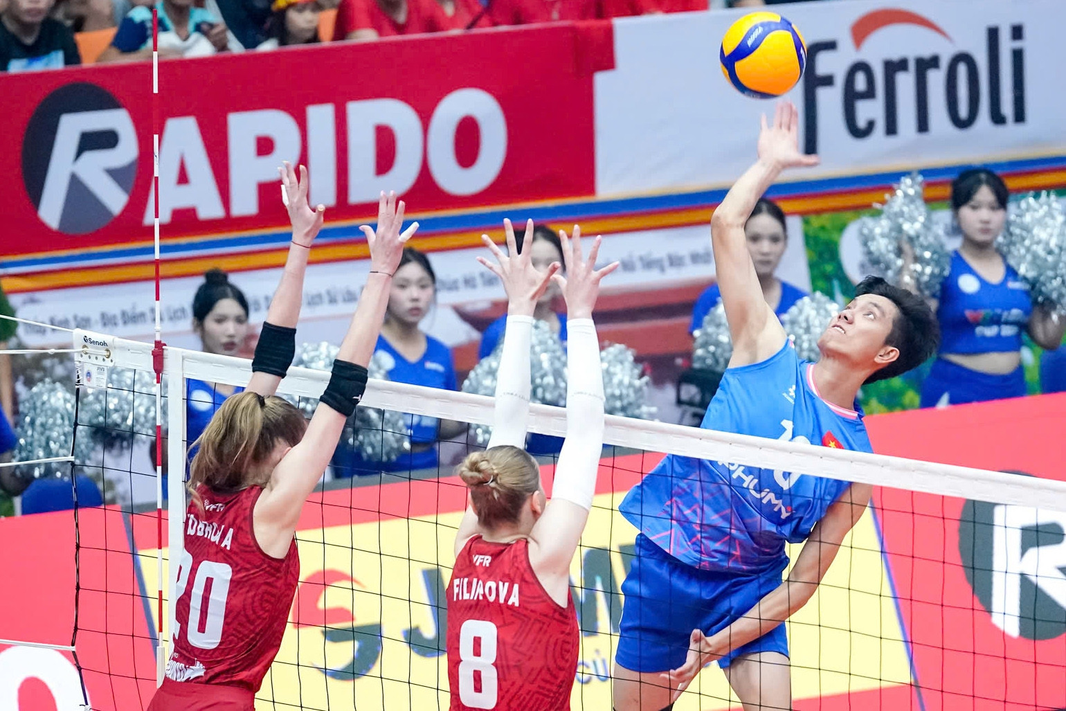 Bích Tuyền bật khóc, Thanh Thúy có hành động xúc động ở VTV Cup