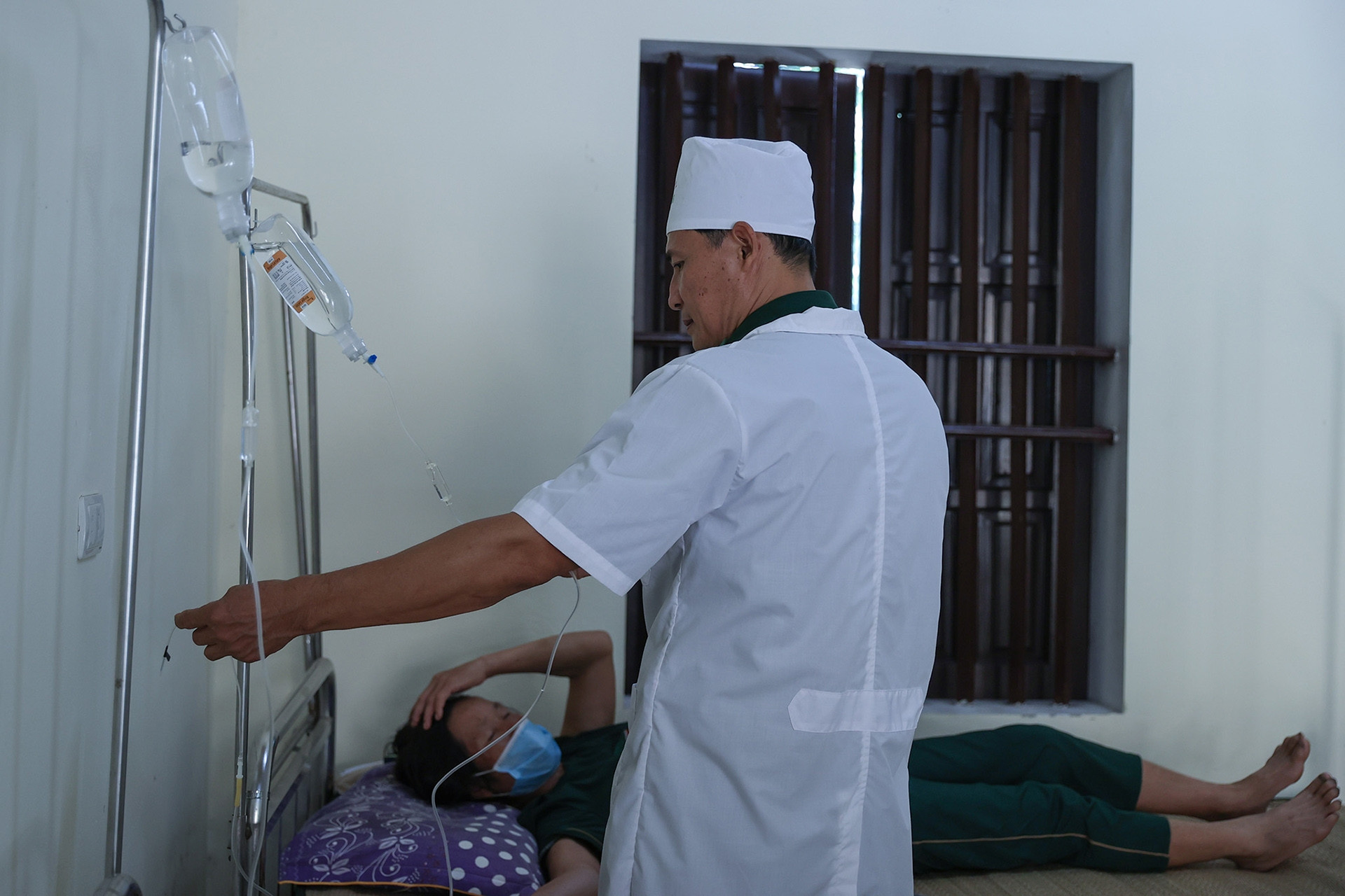 Bộ đội biên phòng ở bản Rào Tre tận tình với việc học và chăm sóc sức khỏe của người dân