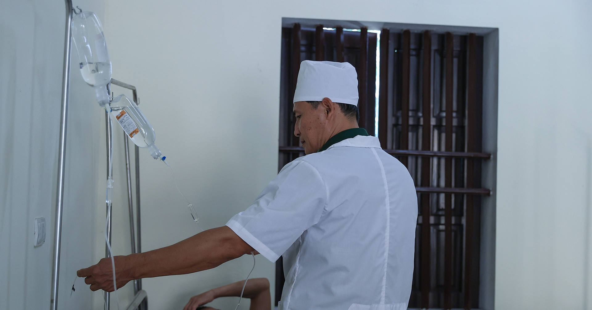 Bộ đội biên phòng ở bản Rào Tre tận tình với việc học và sức khỏe của người dân