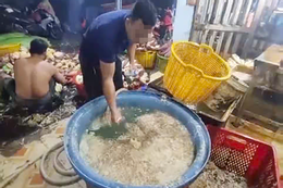 Cảnh sát ập vào bất ngờ, phát hiện 3 cơ sở ngâm hoa chuối với chất tẩy trắng, hàn the