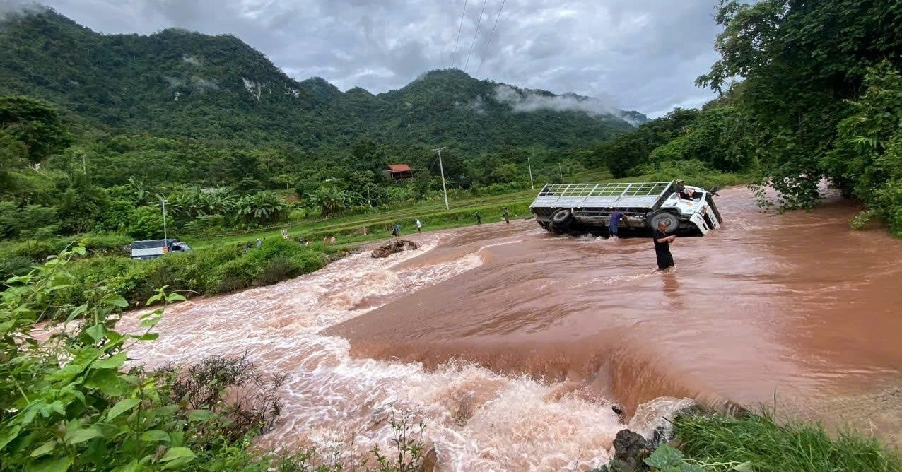 Cầu bị cuốn, ô tô lật do mưa lớn ở Nghệ An