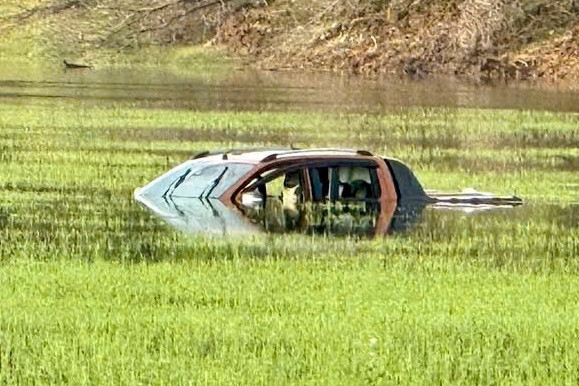 Hai vợ chồng tử vong sau khi lái ô tô bán tải xuống lòng hồ
