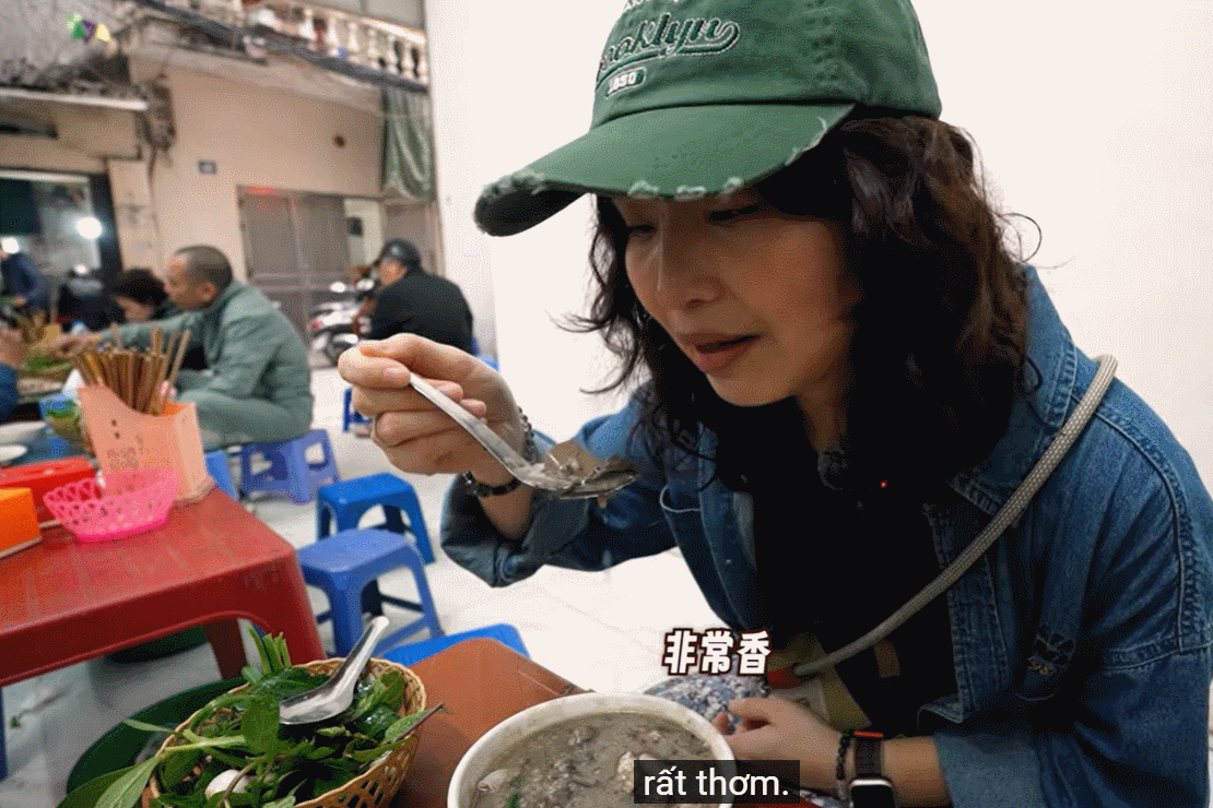 Khách nước ngoài thử món ăn sáng ở Hà Nội, ban đầu sợ, ăn lại nức nở khen ngon