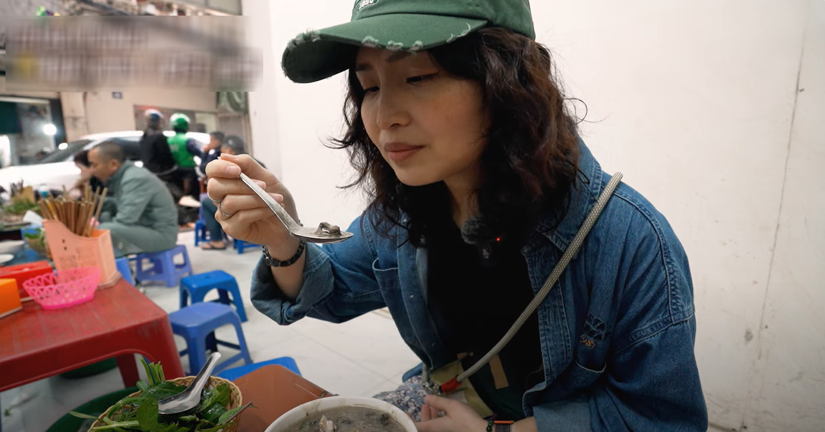Khách nước ngoài thử món ăn sáng ở Hà Nội, ban đầu sợ, ăn lại nức nở khen ngon