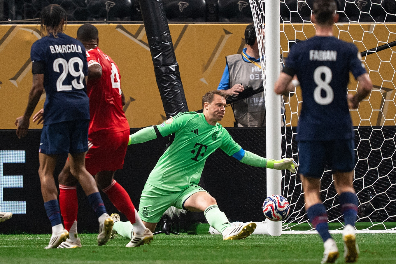 Neuer mắng Donnarumma vì Musiala, Courtois bảo vệ