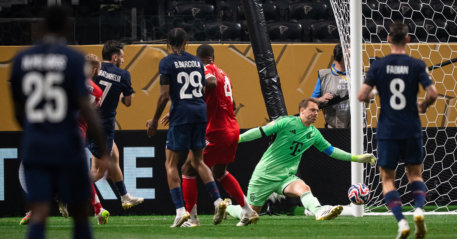 Neuer nổi đóa Donnarumma vì Musiala, Courtois bảo vệ