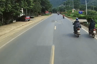 Nóng trên đường: 'Toát mồ hôi' với những pha xử lý siêu ẩu của người đi xe máy